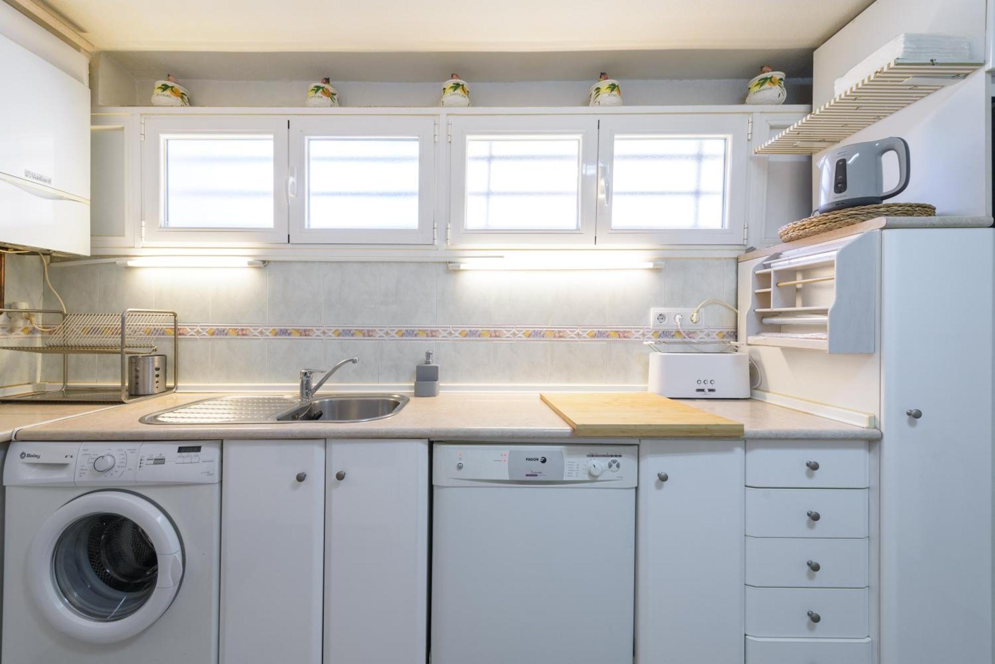 Sabadell Calle, Casa Familiar De 3 Dormitorios Con Terraza Junto Metro Fuencarral Мадрид Екстериор снимка
